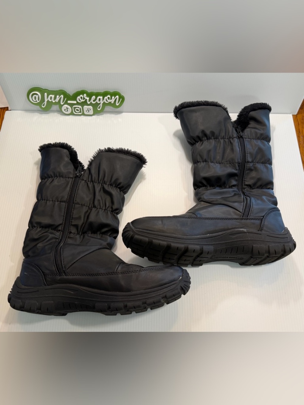 Women's Black Insulated Winter Boot with Faux Fur Trim, Size 8